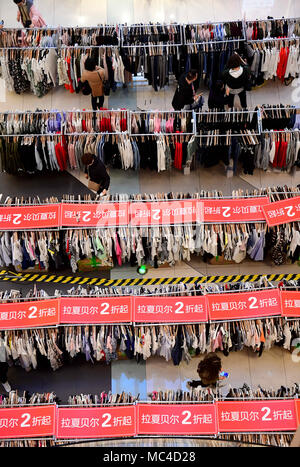 Shenyan, Shenyan, China. 12 Apr, 2018. Shenyang, China 12. April 2018: Frühling Sales bei einem Einkaufszentrum in Shenyang, Provinz Liaoning im Nordosten Chinas. Credit: SIPA Asien/ZUMA Draht/Alamy leben Nachrichten Stockfoto