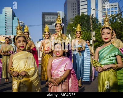 Bangkok, Bangkok, Thailand. 13 Apr, 2018. Der Beginn einer religiösen Einhaltung der Songkran im Lumpini Park in Bangkok. Songkran, das traditionelle Thailändische Neujahrsfest am besten für Wasserschlachten bekannt. Credit: Jack Kurtz/ZUMA Draht/Alamy leben Nachrichten Stockfoto