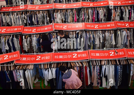 Shenyan, Shenyan, China. 12 Apr, 2018. Shenyang, China 12. April 2018: Frühling Sales bei einem Einkaufszentrum in Shenyang, Provinz Liaoning im Nordosten Chinas. Credit: SIPA Asien/ZUMA Draht/Alamy leben Nachrichten Stockfoto