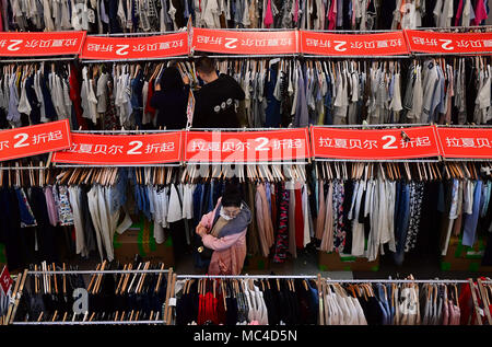 Shenyan, Shenyan, China. 12 Apr, 2018. Shenyang, China 12. April 2018: Frühling Sales bei einem Einkaufszentrum in Shenyang, Provinz Liaoning im Nordosten Chinas. Credit: SIPA Asien/ZUMA Draht/Alamy leben Nachrichten Stockfoto