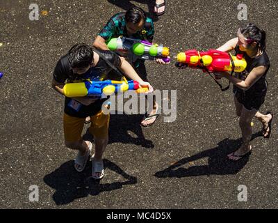 Bangkok, Bangkok, Thailand. 13 Apr, 2018. Ein wasser Kampf auf der Silom Straße während des ersten Tages des Songkran in Bangkok. Songkran, das traditionelle Thailändische Neujahrsfest am besten für Wasserschlachten bekannt. Credit: Jack Kurtz/ZUMA Draht/Alamy leben Nachrichten Stockfoto