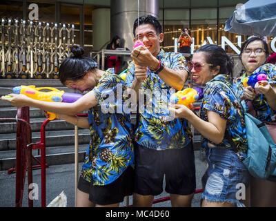 Bangkok, Bangkok, Thailand. 13 Apr, 2018. Ein wasser Kampf auf der Silom Straße während des ersten Tages des Songkran in Bangkok. Songkran, das traditionelle Thailändische Neujahrsfest am besten für Wasserschlachten bekannt. Credit: Jack Kurtz/ZUMA Draht/Alamy leben Nachrichten Stockfoto