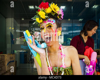 Bangkok, Bangkok, Thailand. 13 Apr, 2018. Eine Thailändische Mann in der Kleidung der Frau gekleidet verkauft sprizen Gewehren auf der Silom Straße während des ersten Tages des Songkran in Bangkok. Songkran, das traditionelle Thailändische Neujahrsfest am besten für Wasserschlachten bekannt. Credit: Jack Kurtz/ZUMA Draht/Alamy leben Nachrichten Stockfoto