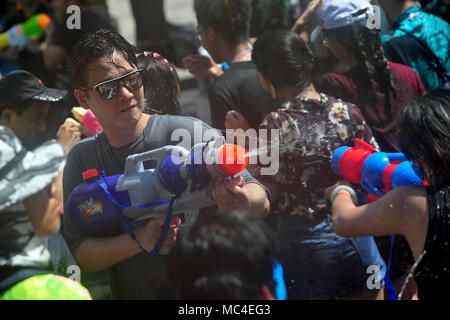 Bangkok, Thailand. 13 Apr, 2018. Die Menschen nehmen Teil in Wasser Schießereien während der Feierlichkeiten zu Songkran Festival, Thailands traditionelles Neujahrsfest, in Siam Shopping Viertel von Bangkok, Thailand, 13. April 2018. Credit: Rachen Sageamsak/Xinhua/Alamy leben Nachrichten Stockfoto