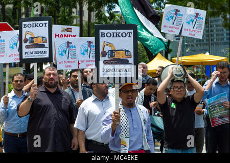 Kuala Lumpur, Malaysia. 13 Apr, 2018. Hunderte malaysischen und palästinensische Demonstranten März an die US-Botschaft in Kuala Lumpur, Malaysia, am 13. April 2018 während einer Kundgebung von palästinensischem Land Tag. Die Proteste werden rund um die Welt abgehalten. Quelle: Chris Jung/Alamy leben Nachrichten Stockfoto