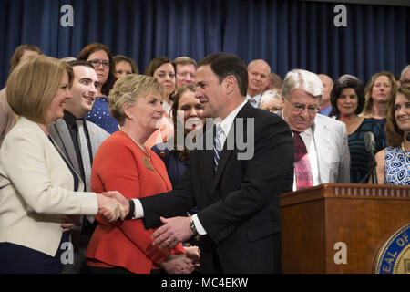 Phoenix, Arizona, USA. 12 Apr, 2018. Reg. DOUG DUCEY grüßt Zustandgesetzgeber während einer Pressekonferenz am Donnerstag, am State Capitol in Phoenix, Arizona. Nach Druck und Demonstrationen durch die Befürwortung Gruppe Arizona Erzieher United, Ducey angekündigt, einen Plan, der Arizona Lehrergehälter erhöhen, 20 Prozent vom 2020-21 Schuljahr. Credit: Ben Moffat/ZUMA Draht/Alamy leben Nachrichten Stockfoto