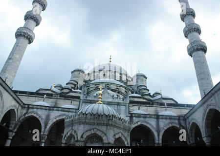 Innenhof und Minarette von Sultan Ahmed oder die Blaue Moschee in Istanbul, Türkei Stockfoto