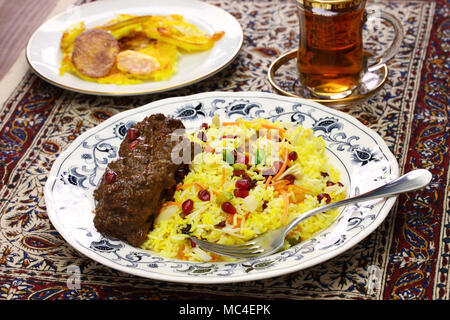 Iranische Küche, persische Jewelled reis und Huhn fesenjan, Kartoffel tahdig Stockfoto