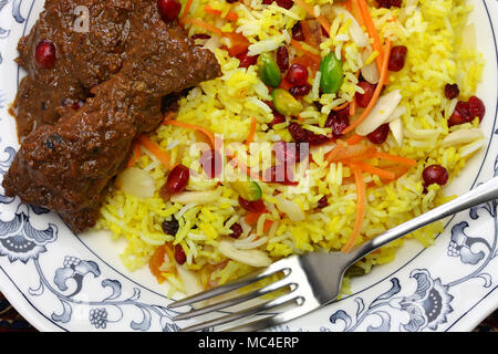 Iranische Küche, persische Jewelled reis und Huhn fesenjan Stockfoto