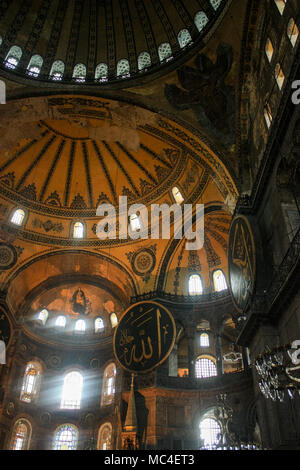 Istanbul, Türkei, 15.04.2016: Innerhalb eines türkischen Moschee mit Erfassung der Dekore Stockfoto