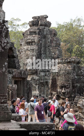 Bayon Tempel Angkor, Kambodscha - Touristen an der geschnitzte Gesichter des Buddha suchen, Bayon Tempel, Angkor Thom, Weltkulturerbe der UNESCO, Kambodscha, Asien Stockfoto