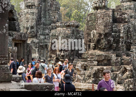 Bayon Tempel Angkor, Kambodscha - Touristen an der geschnitzte Gesichter des Buddha suchen, Bayon Tempel, Angkor Thom, Weltkulturerbe der UNESCO, Kambodscha, Asien Stockfoto