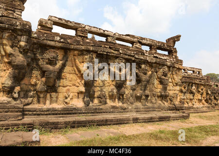 Garuda Schnitzereien, der Elefant Terrasse, Angkor Thom, Angkor, Kambodscha Asien Stockfoto