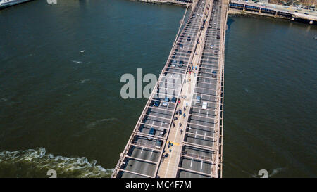 Fußgänger auf der Brooklyn Bridge, New York City, USA Stockfoto