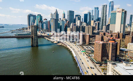 FDR Drive, die Brooklyn Bridge und die Skyline von Manhattan, New York City, USA