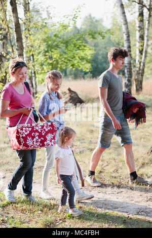 Happy Family gehen auf Picknick Wald an einem sonnigen Tag im Sommer Stockfoto