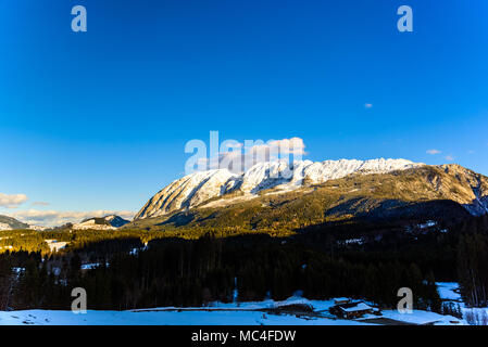 Berge, Steiermark, Österreich Bad Mitterndorf Blick auf einem schneebedeckten Terrains umliegenden Ferienorte Stockfoto