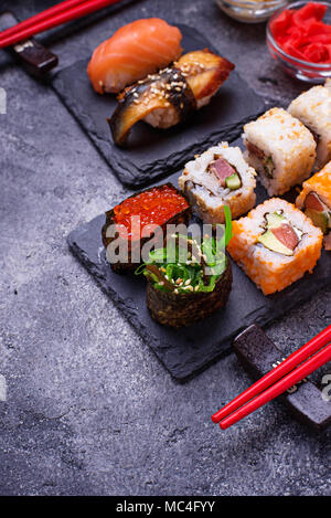 Sushi und Roll auf schwarz Tabelle einstellen Stockfoto