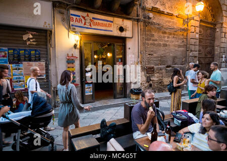 Aperitif Zeit in der Via Paternostro. Die berühmten Garibaldi bar Stockfoto