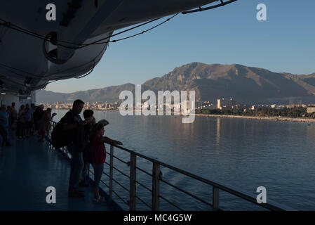 Ankunft in Palermo über dem Meer Stockfoto