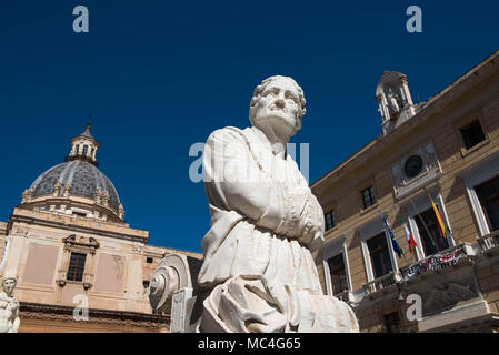 Die Renaissance Brunnen auf der Piazza Pretoria hat eine seltsame Geschichte, es war nicht für Palermo konzipiert, wurde in Pretoria Platz, vor dem curre Stockfoto