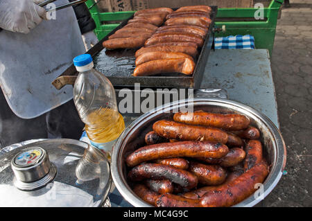 Frisch zubereitet und gegrilltem Fleisch gebraten auf Angebot für Kunden. Stockfoto