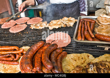 Frisch zubereitet und gegrilltem Fleisch gebraten auf Angebot für Kunden. Stockfoto