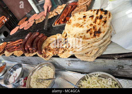 Frisch zubereitet und gegrilltem Fleisch gebraten auf Angebot für Kunden. Stockfoto