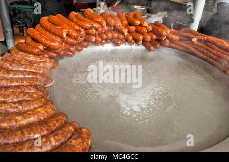 Frisch Würstchen, die zum Verkauf angeboten werden. Stockfoto