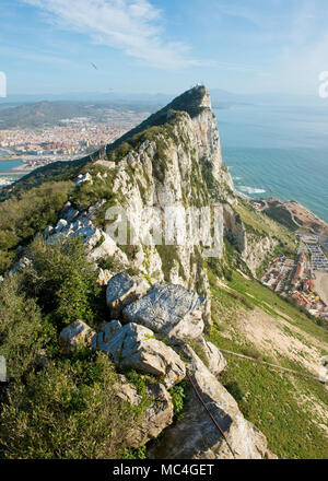 Blick nach Norden auf die Spitze des Felsens von Gibraltar. Gibraltar, Großbritannien Stockfoto