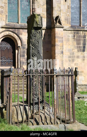 Angelsächsische Kreuz in Bakewell Pfarrkirche Stockfoto