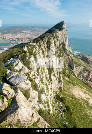 Blick nach Norden auf die Spitze des Felsens von Gibraltar. Gibraltar, Großbritannien Stockfoto