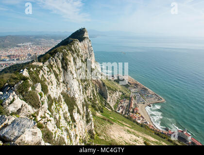 Blick nach Norden auf die Spitze des Felsens von Gibraltar. Gibraltar, Großbritannien Stockfoto