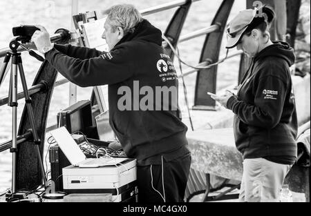 Einer der Fotografen filmte den Drachen Boot vor, während eine andere Lesung das Telefon war auf einem anderen Boot in Liverpool. Stockfoto