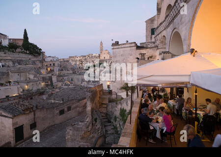 Panoramablick von Sasso Barisano in der Dämmerung von terrazzino Restaurant Stockfoto