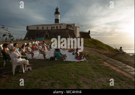 Ein Mittwoch jeden Monats Schule meditation Brahma Kumar ist ein Termin für eine gemeinsame Sitzung im Farol da Barra, der den Sonnenuntergang bei einer en Stockfoto