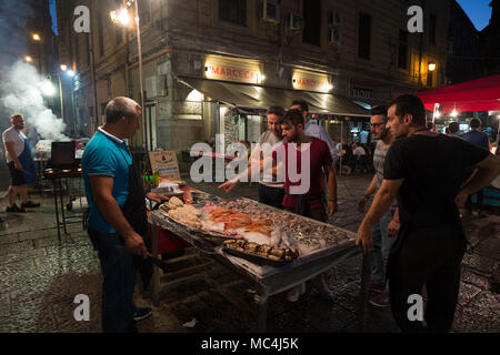 Im Gegensatz zu Ballarò stirbt der Markt von Vucciria, er wird für die Mode von Street Food gespeichert, am Abend kann man auf einem seiner Plätze Essen bestellen Stockfoto