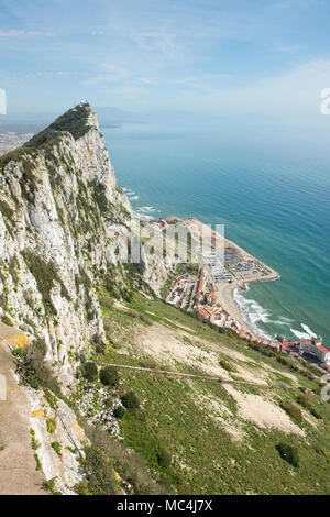 Blick nach Norden auf die Spitze des Felsens von Gibraltar. Gibraltar, Großbritannien Stockfoto