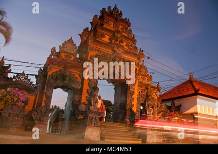 Traditionelle Eingangstor Tanah Lot Beach in Bali mit Licht Bewegung Stockfoto