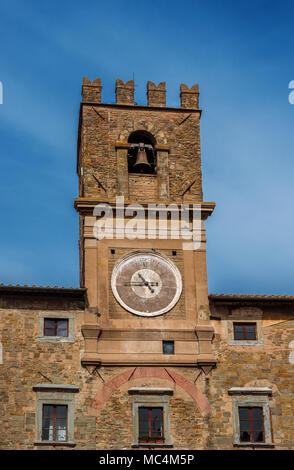 Cortona alten Uhrturm, das Symbol der antiken Stadt in der Toskana, im 15. Jahrhundert abgeschlossen Stockfoto