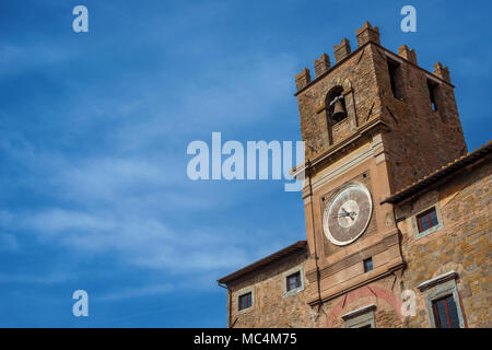 Cortona alten Uhrturm, das Symbol der antiken Stadt in der Toskana, im 15. Jahrhundert abgeschlossen (mit Kopie Raum) Stockfoto