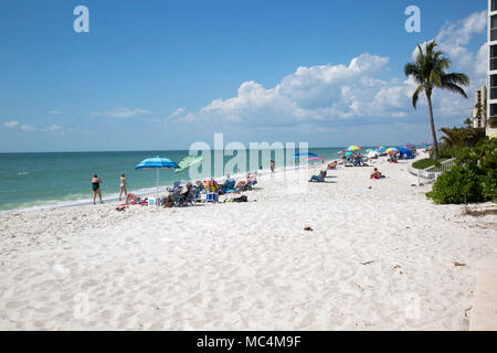 Urlauber in Naples, Florida genießen Aktivitäten am Strand. Sonnenbaden und Spaß am Strand. Stockfoto