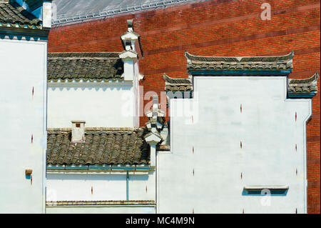 Ein abstraktes Bild spiegelt zwei kulturelle Architektur Stile, Ziegel, Bundes- und asiatisch. Die kontrastierenden Farben und Texturen ist es eine interessante s Stockfoto