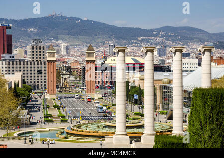 Ein Blick auf die Avinguda de la Reina Maria Cristina in Richtung der venezianischen Türmen in Barcelona, Spanien. Stockfoto