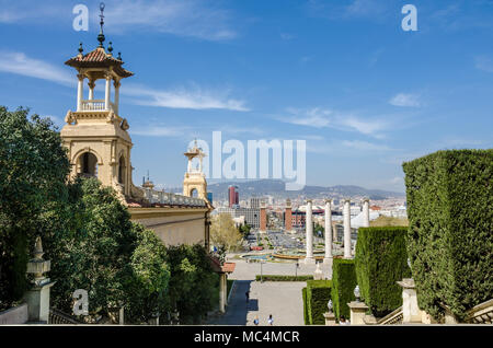 Ein Blick auf das nationale Kunstmuseum von Katalonien in die vier Spalten abd Placa de Joseph Puig i Cadalfach. Stockfoto