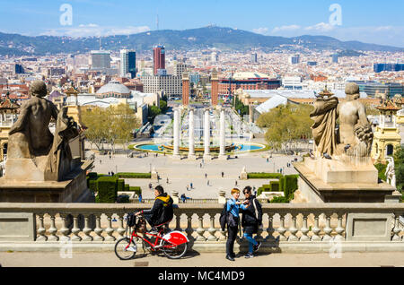 Ein Blick auf die Avinguda de la Reina Maria Cristina in Richtung der venezianischen Türmen in Barcelona, Spanien. Stockfoto