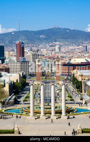 Ein Blick auf die Avinguda de la Reina Maria Cristina in Richtung der venezianischen Türmen in Barcelona, Spanien. Stockfoto