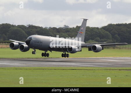 58-0085, einer Boeing KC-135 Stratotanker R von der United States Air Force betrieben, am Internationalen Flughafen Prestwick, Ayrshire, Schottland. Stockfoto