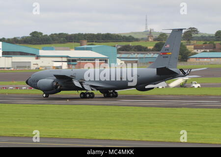 58-0085, einer Boeing KC-135 Stratotanker R von der United States Air Force betrieben, am Internationalen Flughafen Prestwick, Ayrshire, Schottland. Stockfoto
