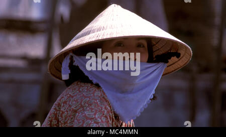 Eine junge Vietnamesin Tragen eines traditionellen, konische Strohhut. Stockfoto